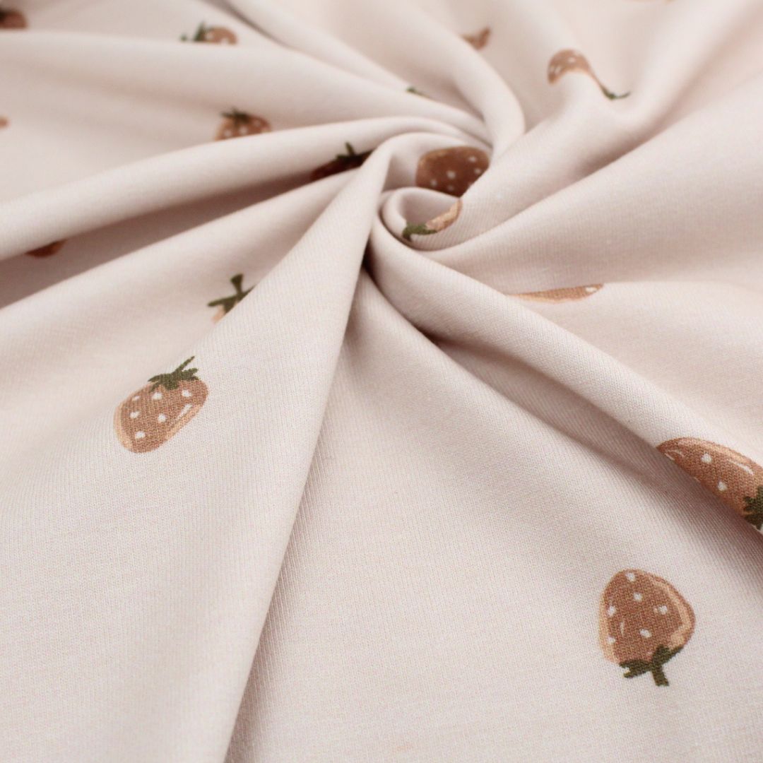 Weicher Baumwolljersey mit Erdbeermuster – Faltenwurf zur Darstellung der Elastizität