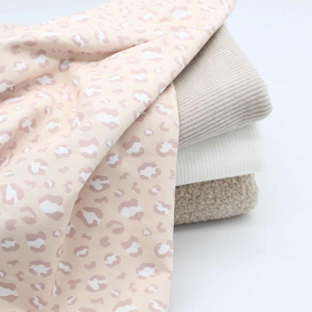 Jersey mit Leo Print in Sand kombiniert mit Cordjersey in Sand, Waffel Jersey in Ecru und Strick-Boucle in Sand