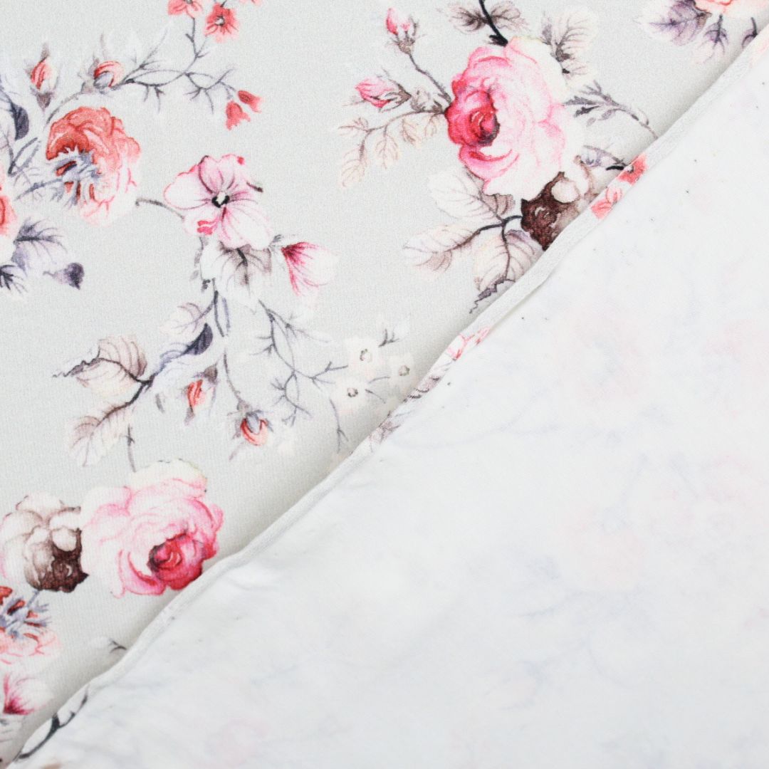 Hochwertiger Baumwolljersey mit elastischem Griff und verspieltem Blumenprint auf hellem Grund.