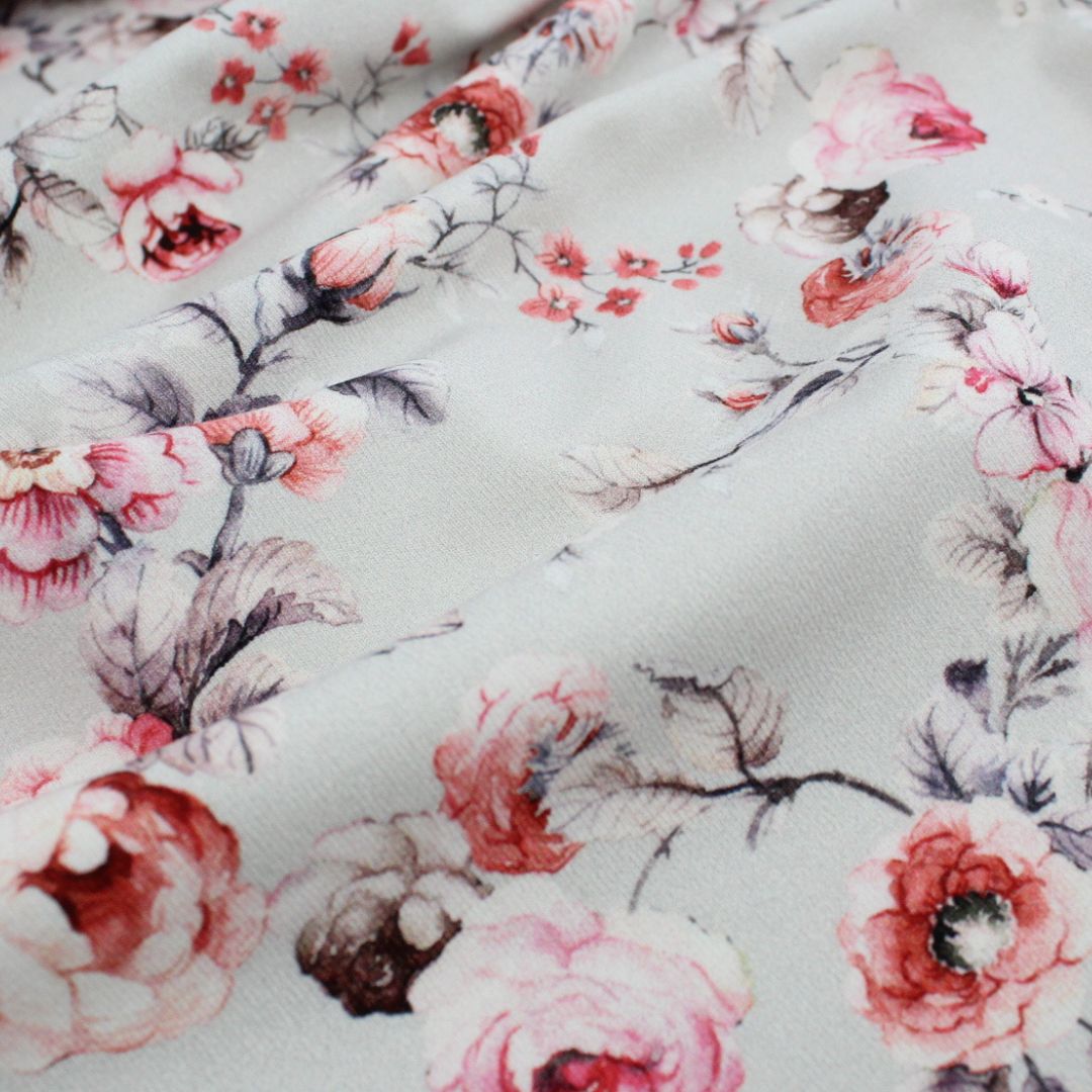 Rosenmuster auf weichem Jersey in Pastelltönen – eleganter Stoff für Damen- und Kinderbekleidung.