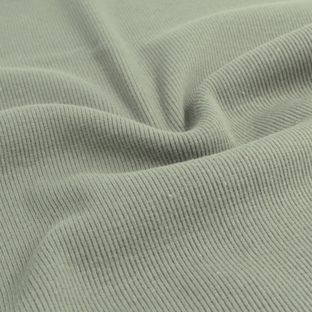 Zuschnitt des fein gerippten Bündchenstoffs 2/1 Rib in Khaki – Baumwolle-Elastan-Mix mit weicher Haptik und hoher Elastizität