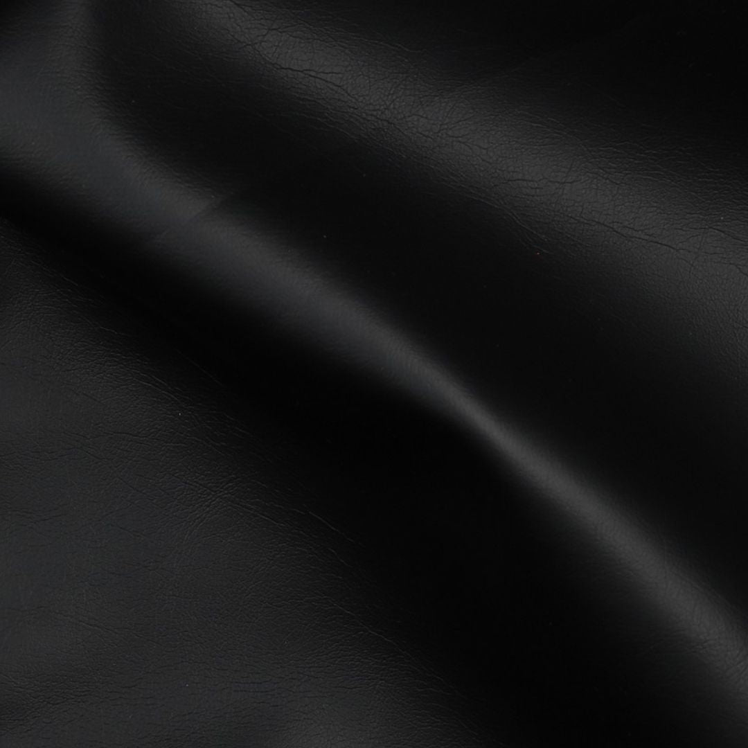 Weiches Kunstleder in Schwarz, ideal für Bekleidung, Taschen und DIY-Projekte wie Dekoration und Accessoires.