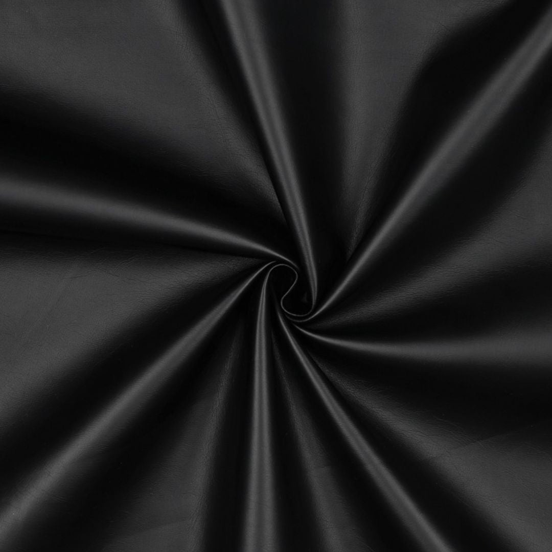 Weiches Kunstleder in Schwarz, ideal für Bekleidung, Taschen und DIY-Projekte wie Dekoration und Accessoires.