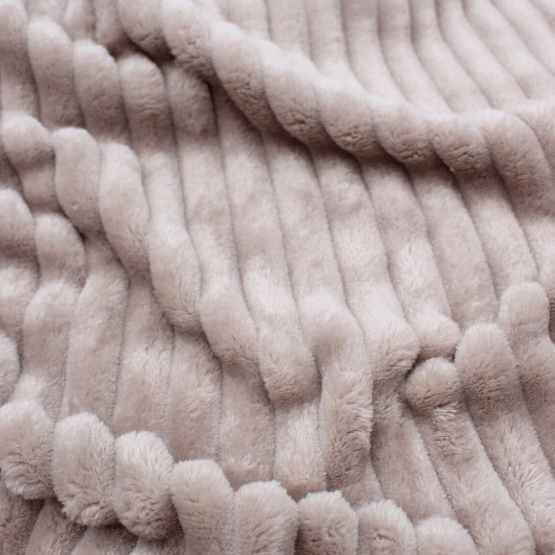 Nahaufnahme der charakteristischen Rippungen des Kuschelfleeces in Sand – perfekt für wärmende DIY-Projekte.