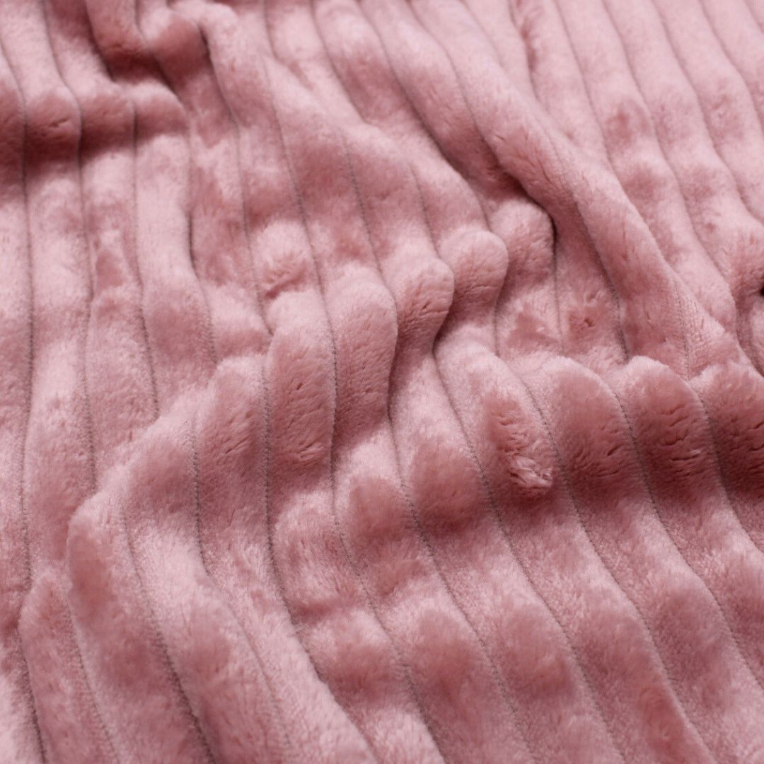Kuscheliger Gerippter Fleecestoff in Nude Rosa: Der Perfekte Stoff für Gemütliche Nähprojekte Nahaufnahme