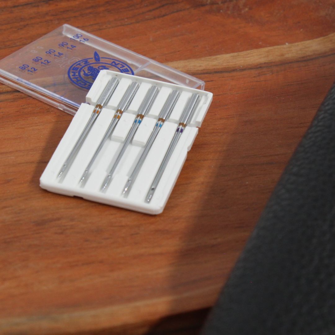 Nahaufnahme der Schneidespitze der Schmetz Leder-Nadel – ideal für dicke Materialien