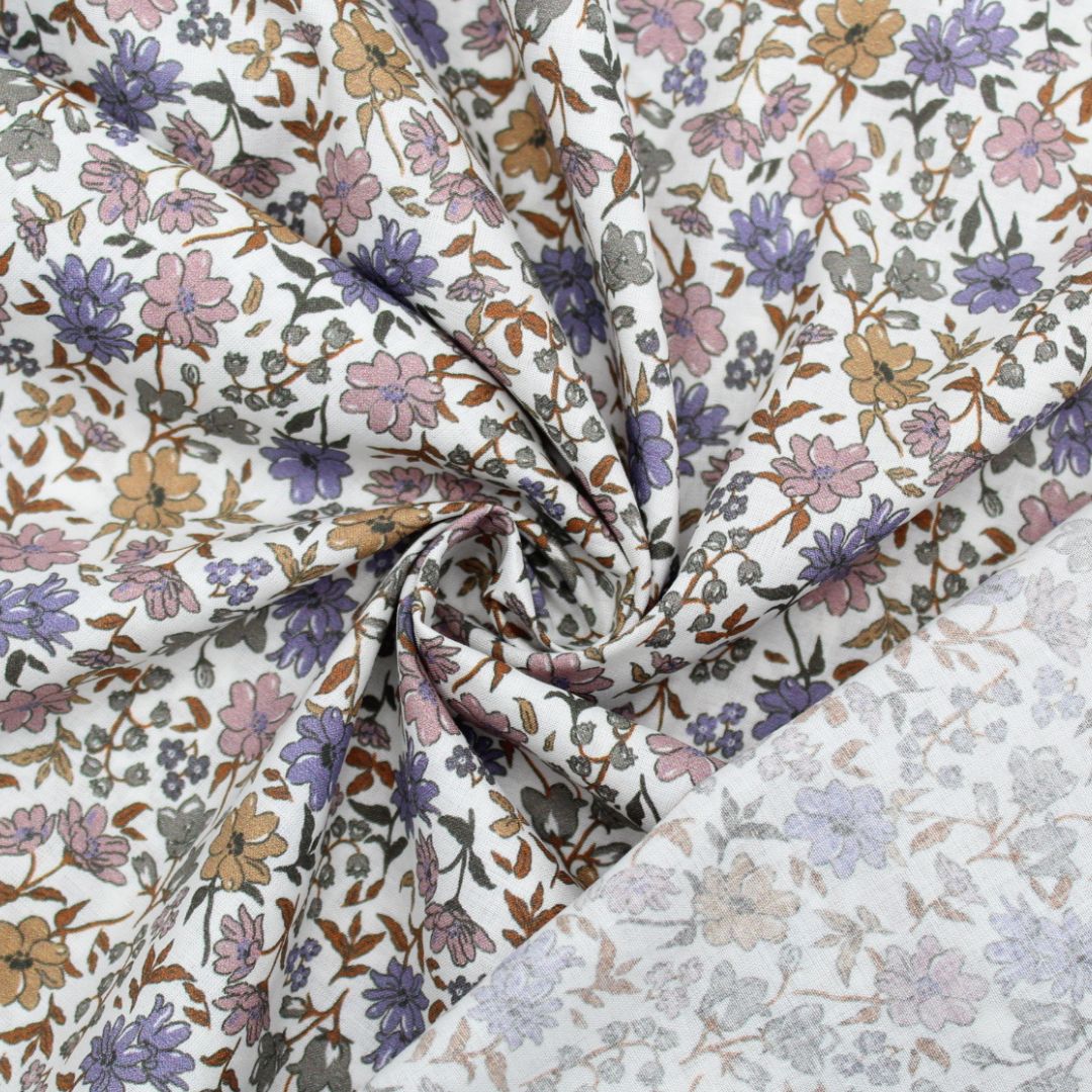 Leichter Voile-Baumwollstoff mit nostalgischen Vintage Blumen, ideal für romantische Blusen und Kleider – transparent und angenehm auf der Haut. Rückseite
