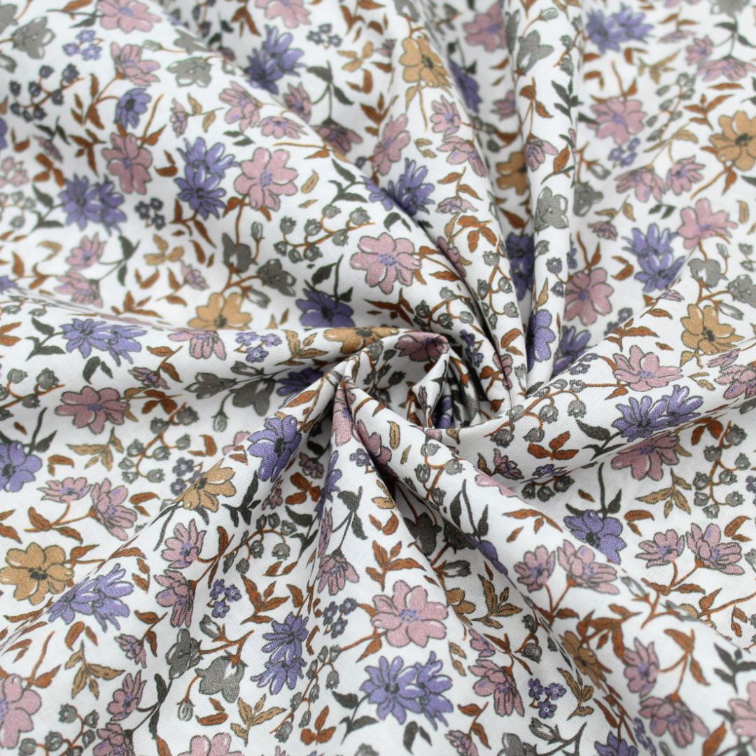 Leichter Voile-Baumwollstoff mit nostalgischen Vintage Blumen, ideal für romantische Blusen und Kleider – transparent und angenehm auf der Haut. Nahaufnahme