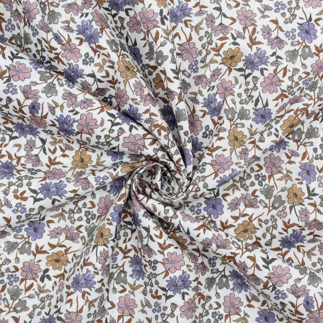 Leichter Voile-Baumwollstoff mit nostalgischen Vintage Blumen, ideal für romantische Blusen und Kleider – transparent und angenehm auf der Haut.