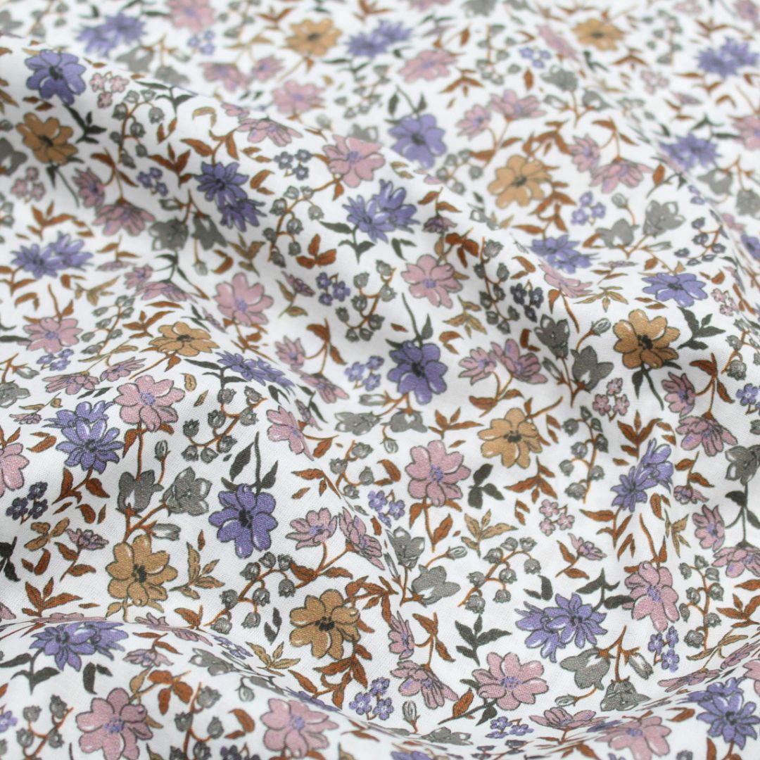 Leichter Voile-Baumwollstoff mit nostalgischen Vintage Blumen, ideal für romantische Blusen und Kleider – transparent und angenehm auf der Haut.