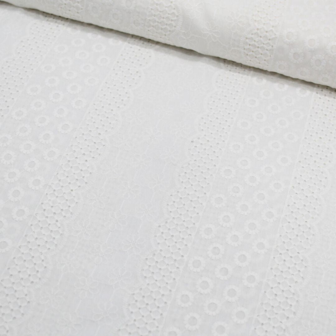 Leichter Baumwollstoff mit feinem Stickereimuster in zarten Farben, ideal für romantische Blusen und Kleider – angenehm in der Haptik und pflegeleicht. Stoffball