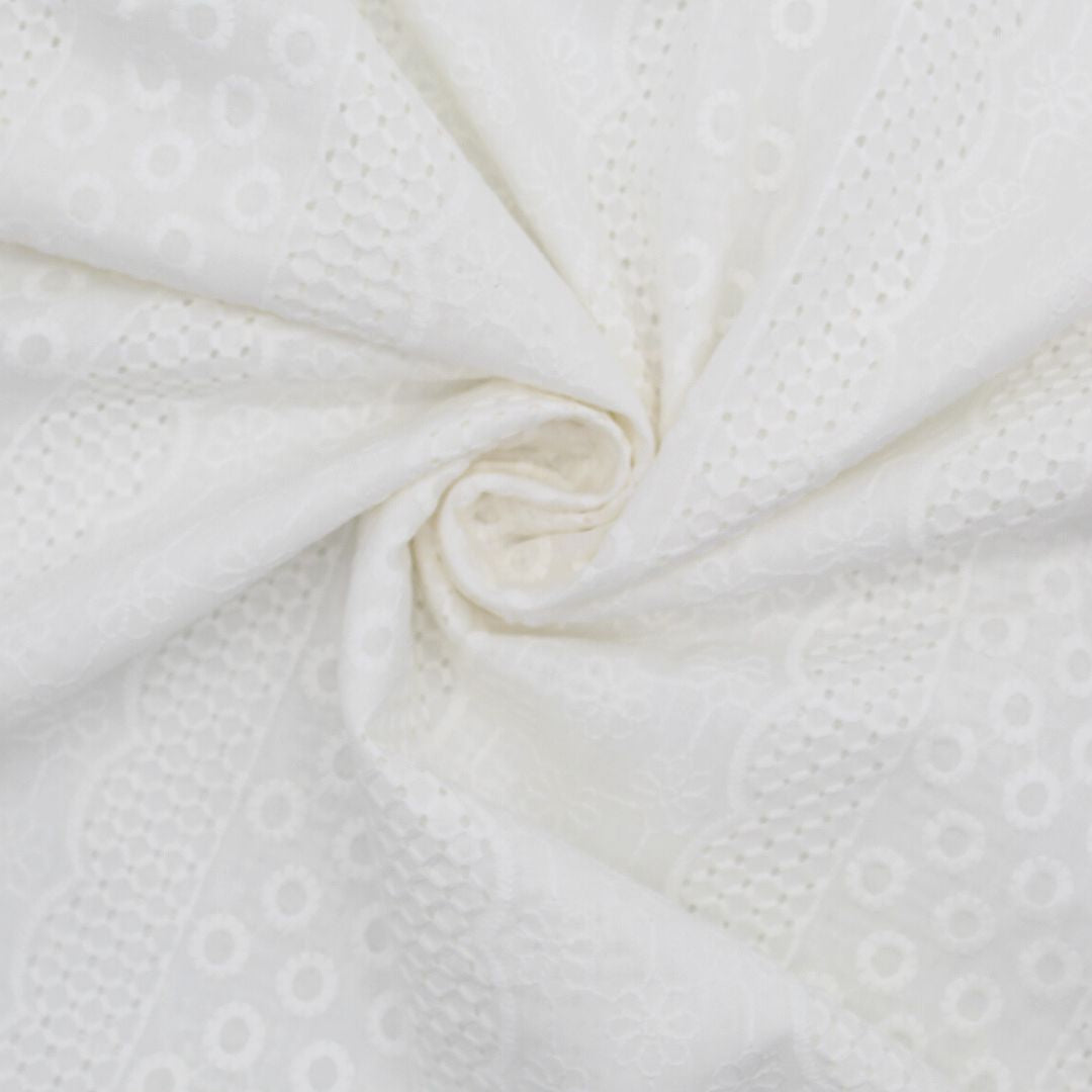 Leichter Baumwollstoff mit feinem Stickereimuster in zarten Farben, ideal für romantische Blusen und Kleider – angenehm in der Haptik und pflegeleicht. Nahaufnahme