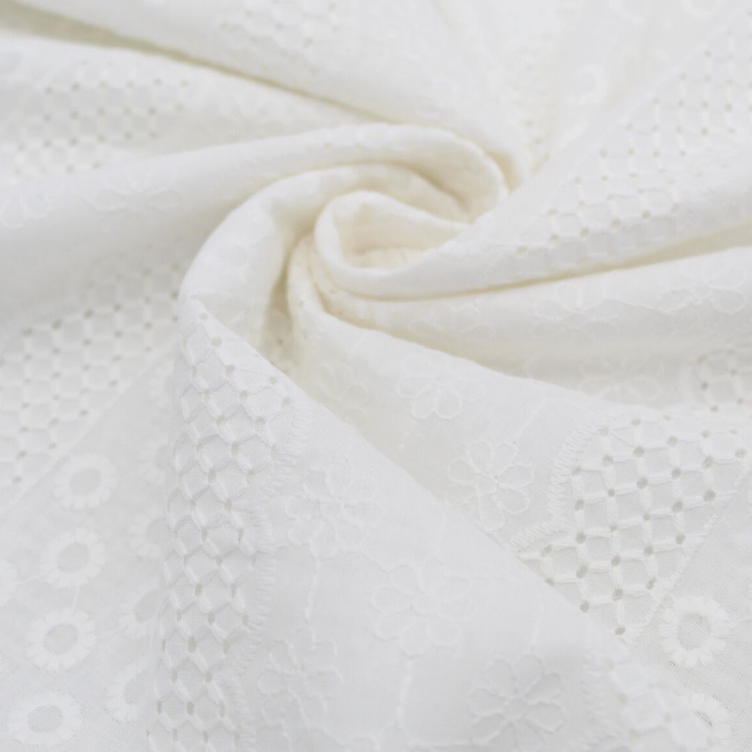 Leichter Baumwollstoff mit feinem Stickereimuster in zarten Farben, ideal für romantische Blusen und Kleider – angenehm in der Haptik und pflegeleicht. Nahaufnahme