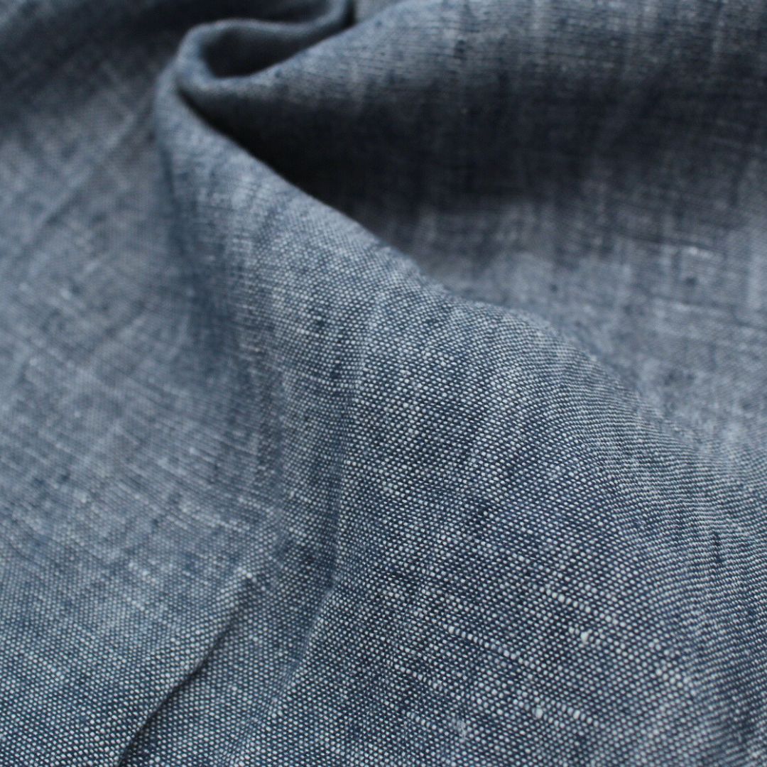 100% Leinenstoff in leichter Qualität, ideal für die Herstellung von Kleidern, Röcken, Kissen und Kinderkleidung – elegant und atmungsaktiv. Nahaufnahme