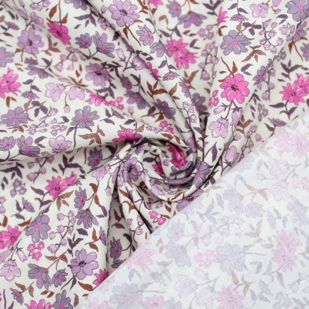 Leichter Voile-Baumwollstoff mit nostalgischen Vintage Blumen, ideal für romantische Blusen und Kleider – transparent und angenehm auf der Haut. Fuchsia | Nahaufnahme mit Rückseite