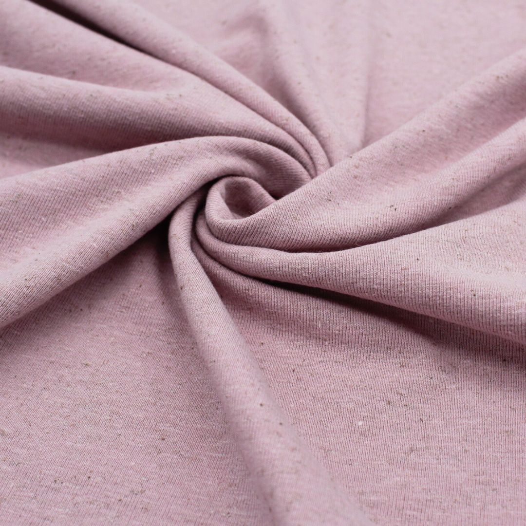 Nahaufnahme von weichem, dehnbarem Leinenjersey-Stoff in natürlicher Baumwoll-Leinen-Mischung, ideal für atmungsaktive und hautfreundliche Kleidung. Altrosa
