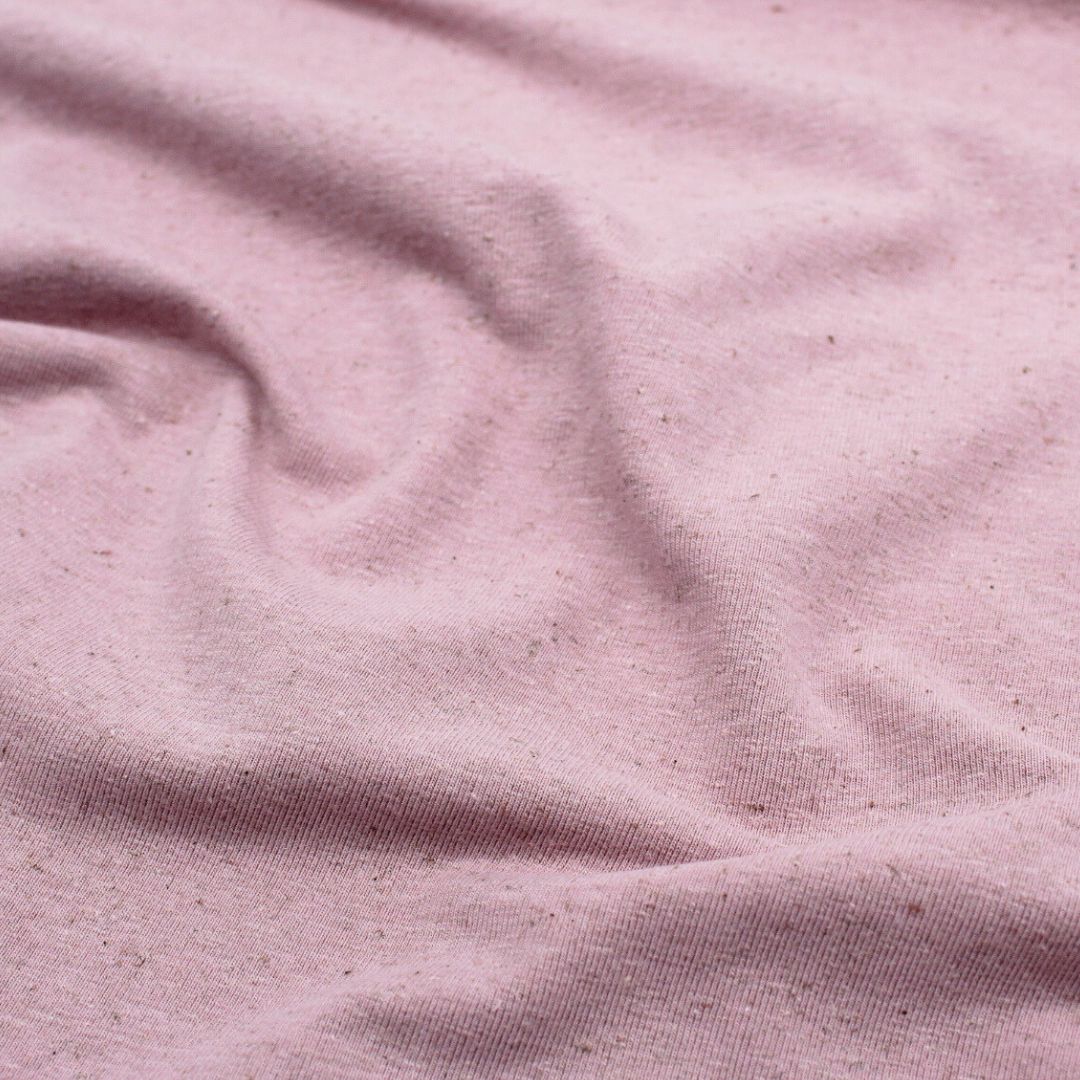 Nahaufnahme von weichem, dehnbarem Leinenjersey-Stoff in natürlicher Baumwoll-Leinen-Mischung, ideal für atmungsaktive und hautfreundliche Kleidung.