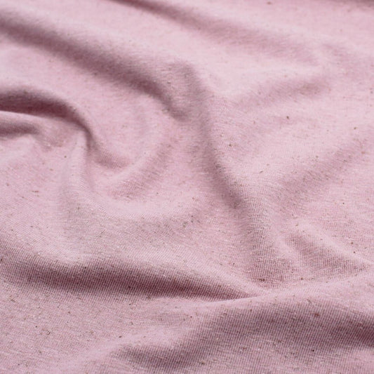 Nahaufnahme von weichem, dehnbarem Leinenjersey-Stoff in natürlicher Baumwoll-Leinen-Mischung, ideal für atmungsaktive und hautfreundliche Kleidung.