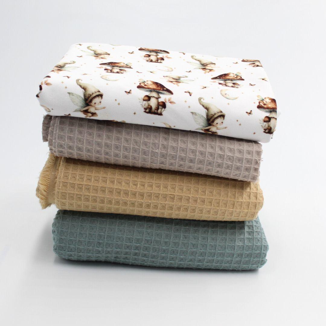 Stoffstapel Baumwollstoff Magische Träume kombiniert mit Waffelpique in Taupe, Beige und Altgrün