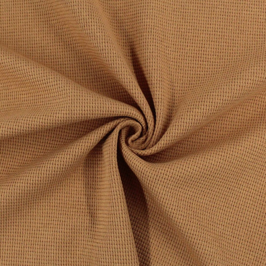 Weicher und elastischer Strickstoff in Karamellbraun