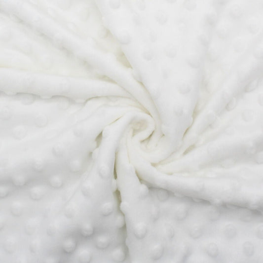 Nahaufnahme von weichem Minky Stoff mit geprägten Punkten in ecru