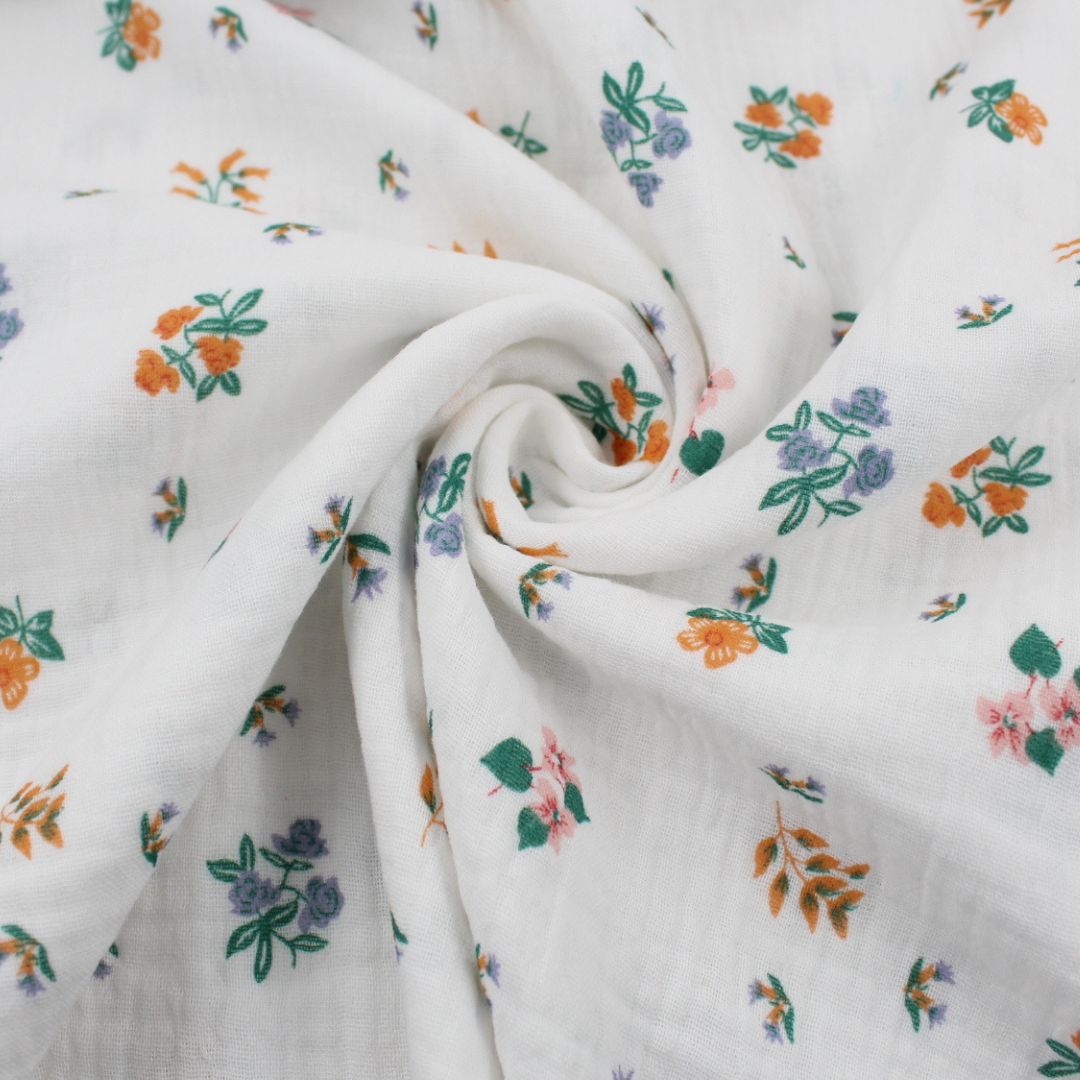 Detailaufnahme Musselinstoff mit Blumenmuster – Weich & atmungsaktiv