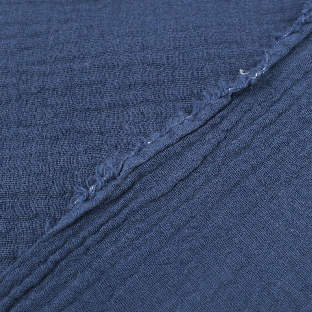 Dekorativ drapierter Musselinstoff in Jeansblau – ideal für Babydecken, Kleidung & mehr
