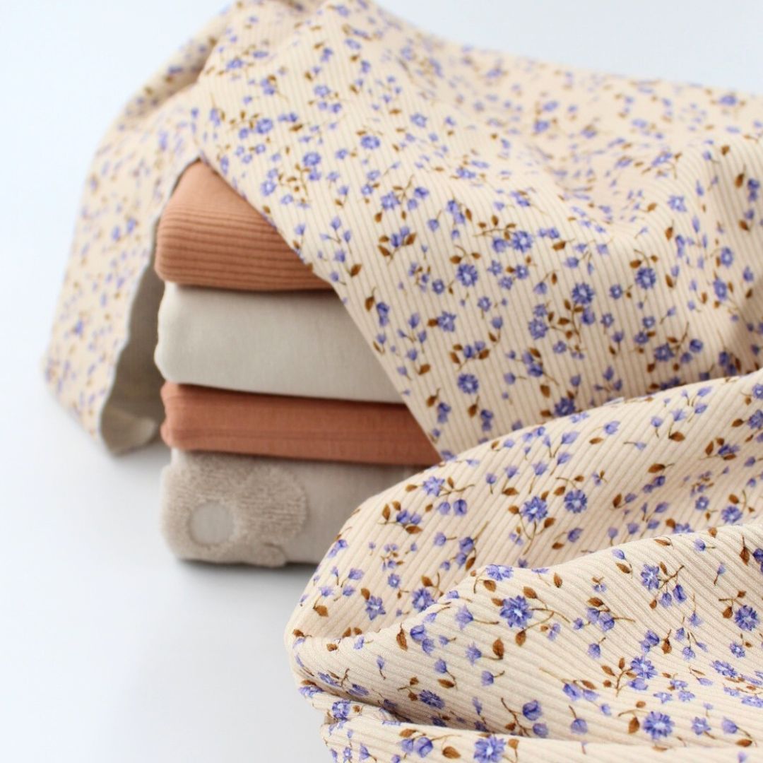 Rib Jersey mit kleine blaue Blumen kombiniert mit schöne Basics