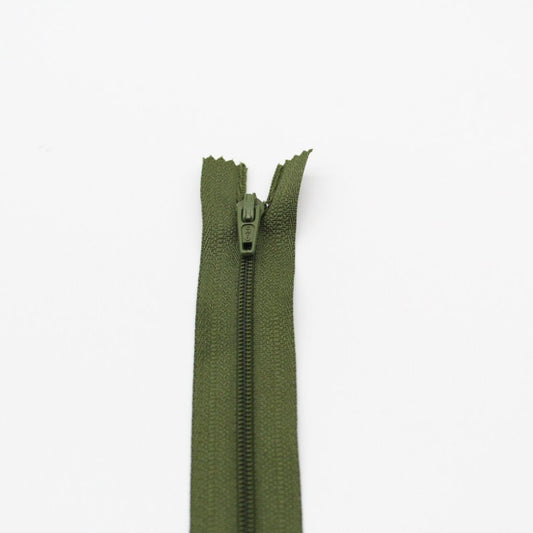 Kunststoff-Spiralreißverschluss 22 cm in Nahaufnahme – robust und vielseitig für Nähprojekte wie Röcke und Hosen. Farbe: Olivgrün