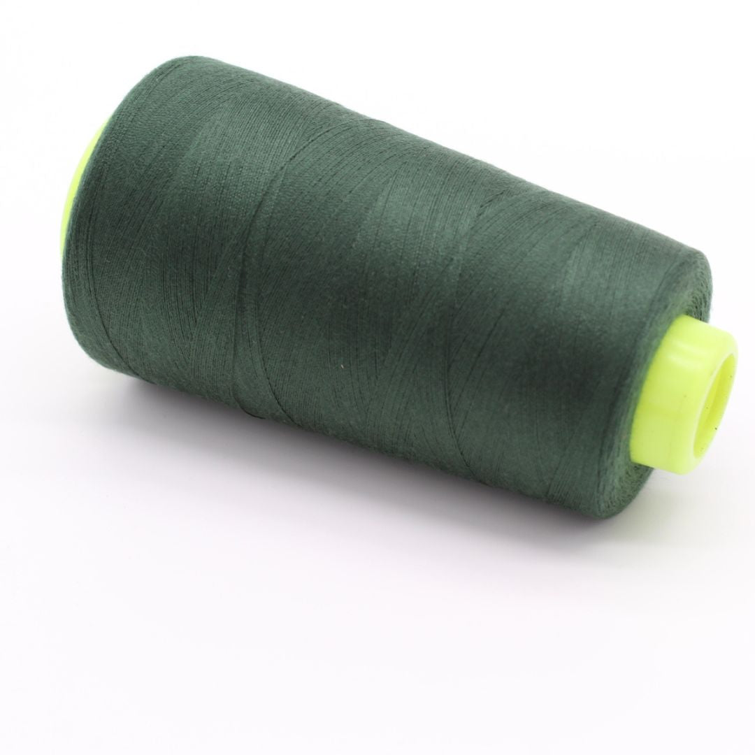 Nahaufnahme einer Rolle Overlockgarn in Waldgrün, 2700 Meter lang, ideal für Overlock-Nähmaschinen.