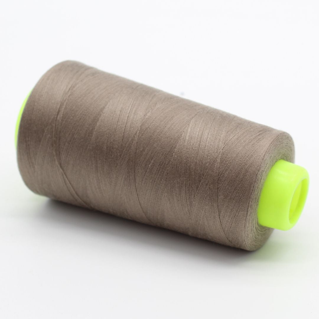 Overlockgarn 2700 Meter lang in Taupe Nahaufnahme