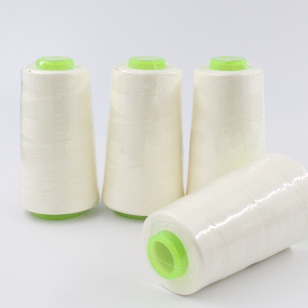 Overlockgarn Cremeweiß Nahaufnahme in Originalverpackung, 4 Stück