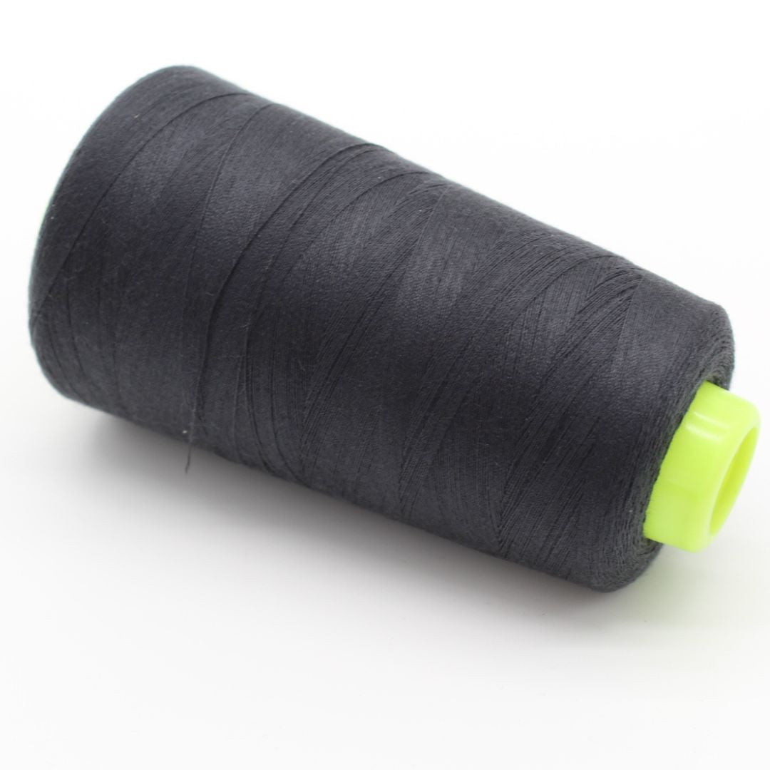 Nahaufnahme einer Rolle Overlockgarn in Graphitgrau, 2700 Meter lang, ideal für Overlock-Nähmaschinen.