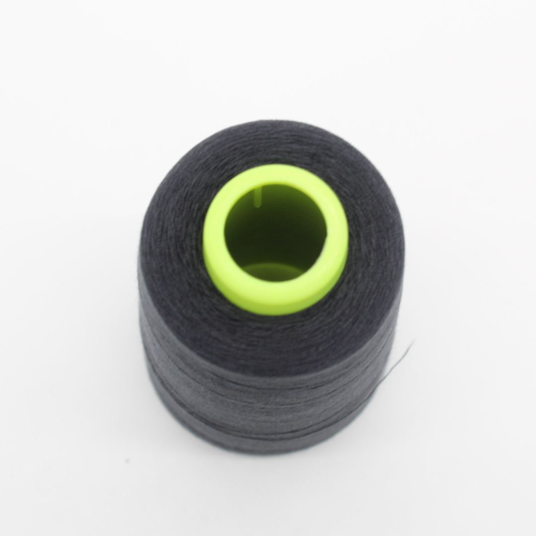 Nahaufnahme einer Rolle Overlockgarn in Graphitgrau, 2700 Meter lang, ideal für Overlock-Nähmaschinen.