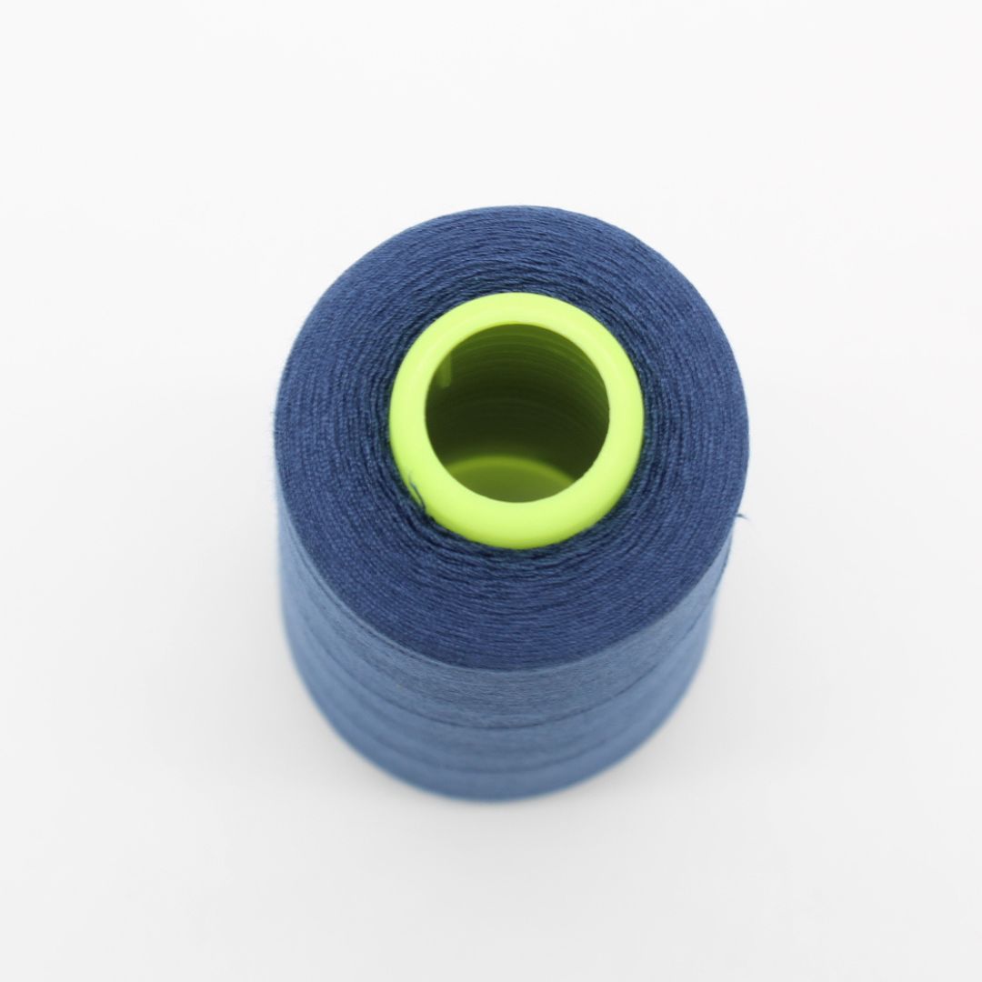 Nahaufnahme einer Rolle Overlockgarn in Jeansblau, 2700 Meter lang, ideal für Overlock-Nähmaschinen.