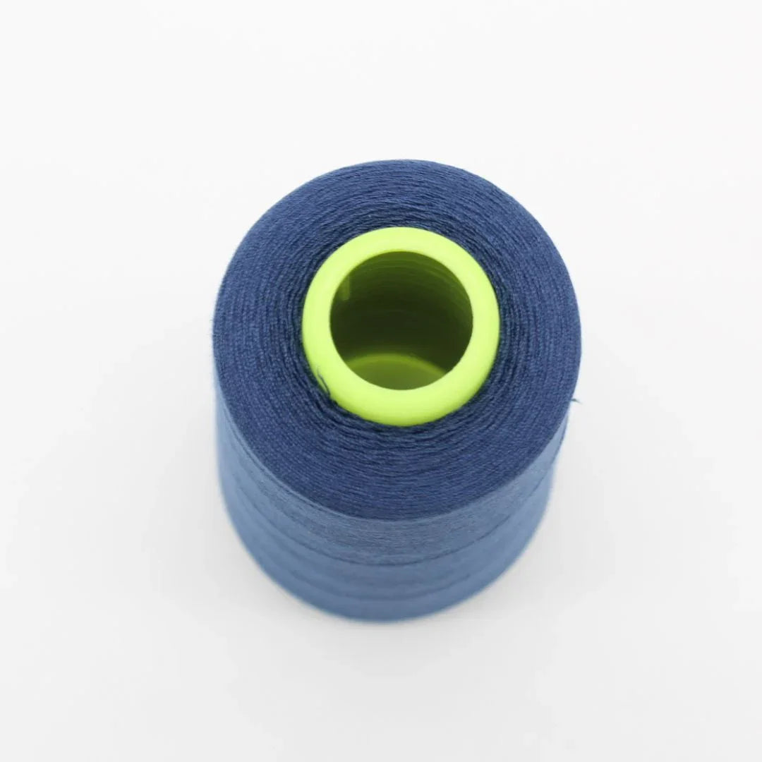 Nahaufnahme einer Rolle Overlockgarn in Jeansblau, 2700 Meter lang, ideal für Overlock-Nähmaschinen.
