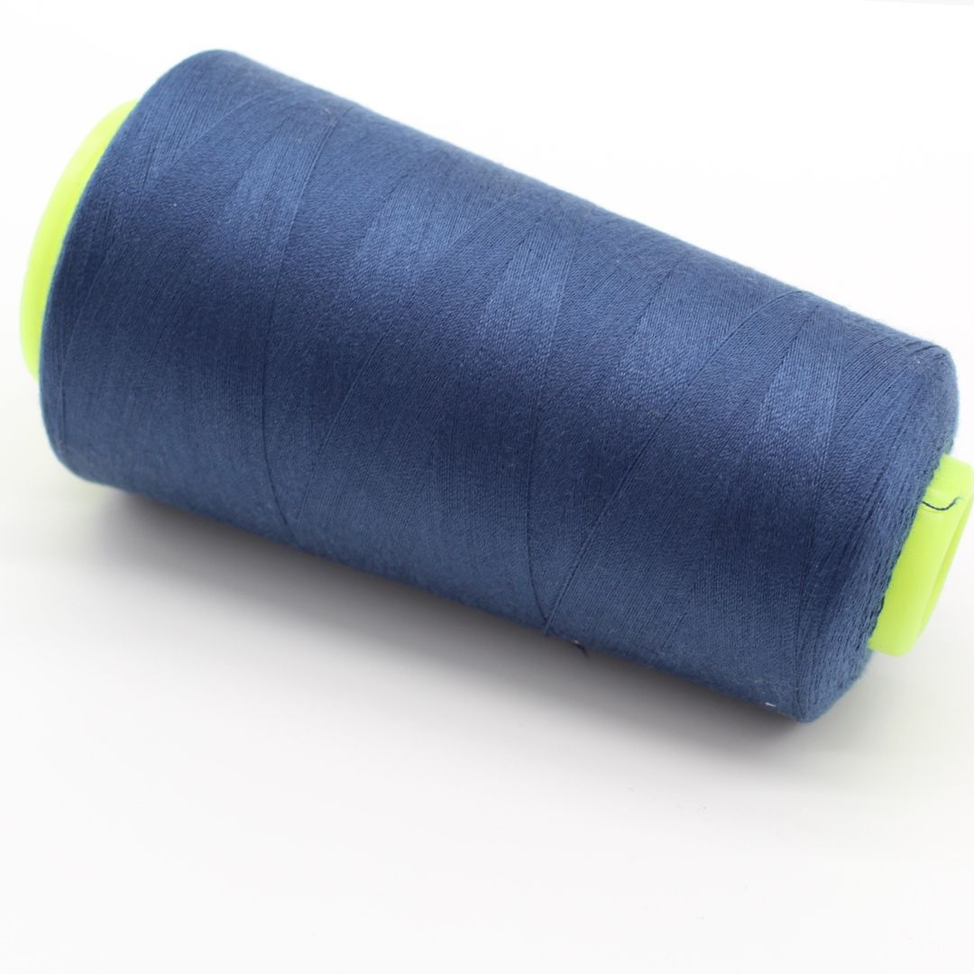Nahaufnahme einer Rolle Overlockgarn in Jeansblau, 2700 Meter lang, ideal für Overlock-Nähmaschinen.
