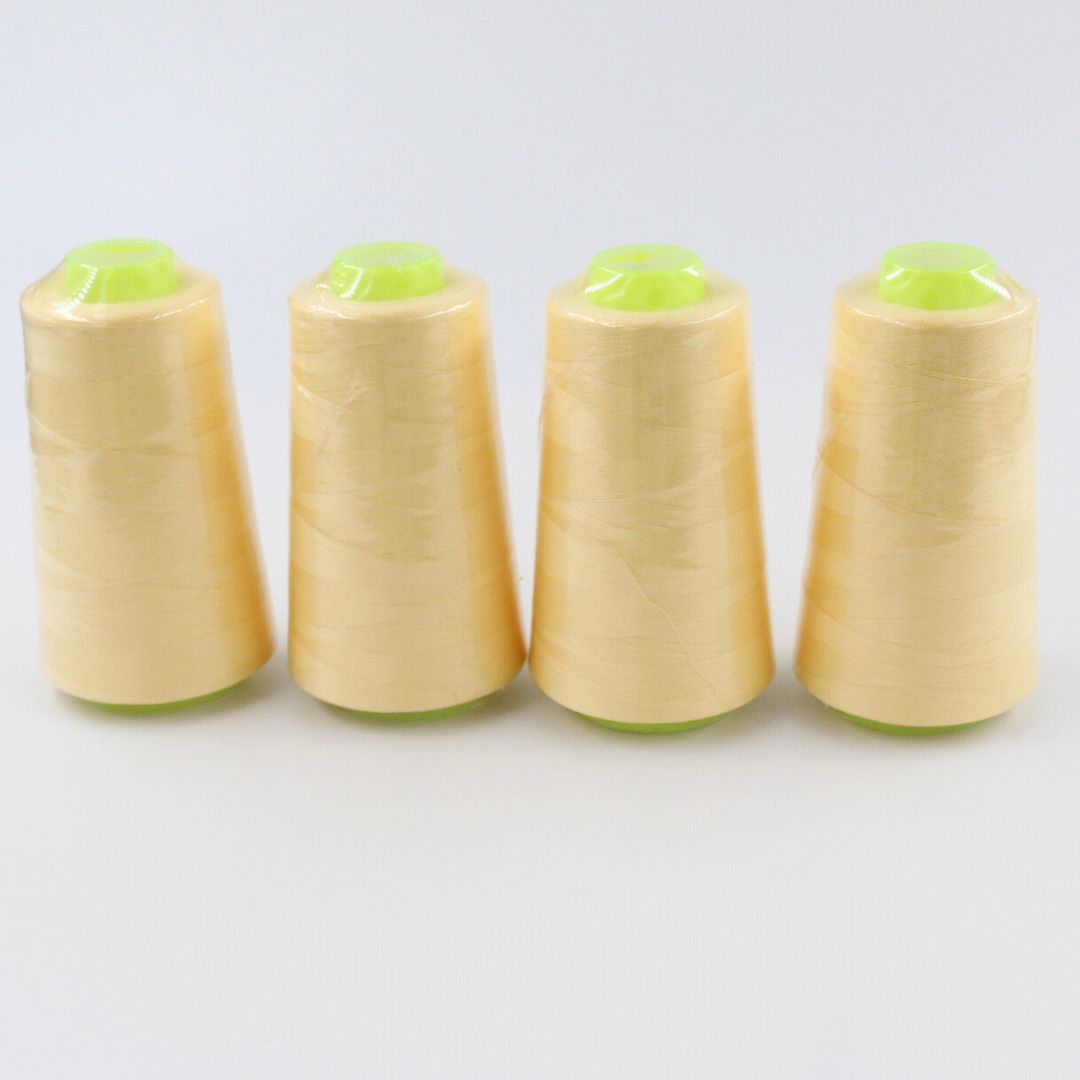 Perfekte Nähte mit Overlockgarn in Pastellgelb – ideal für elastische, dekorative oder unsichtbare Versäuberungen auf allen Stoffarten!