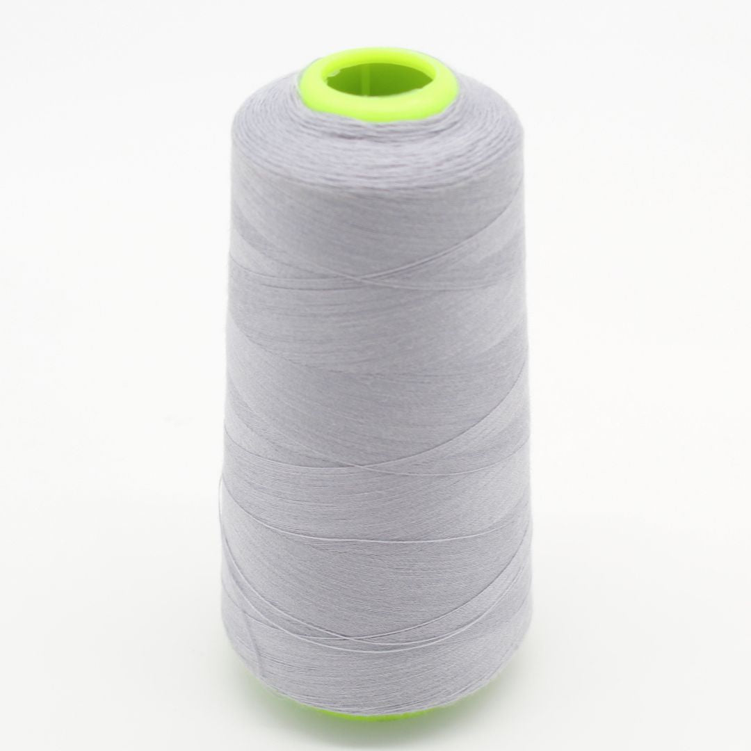 Nahaufnahme einer Rolle Overlockgarn in Silbergrau, 2700 Meter lang, ideal für Overlock-Nähmaschinen.