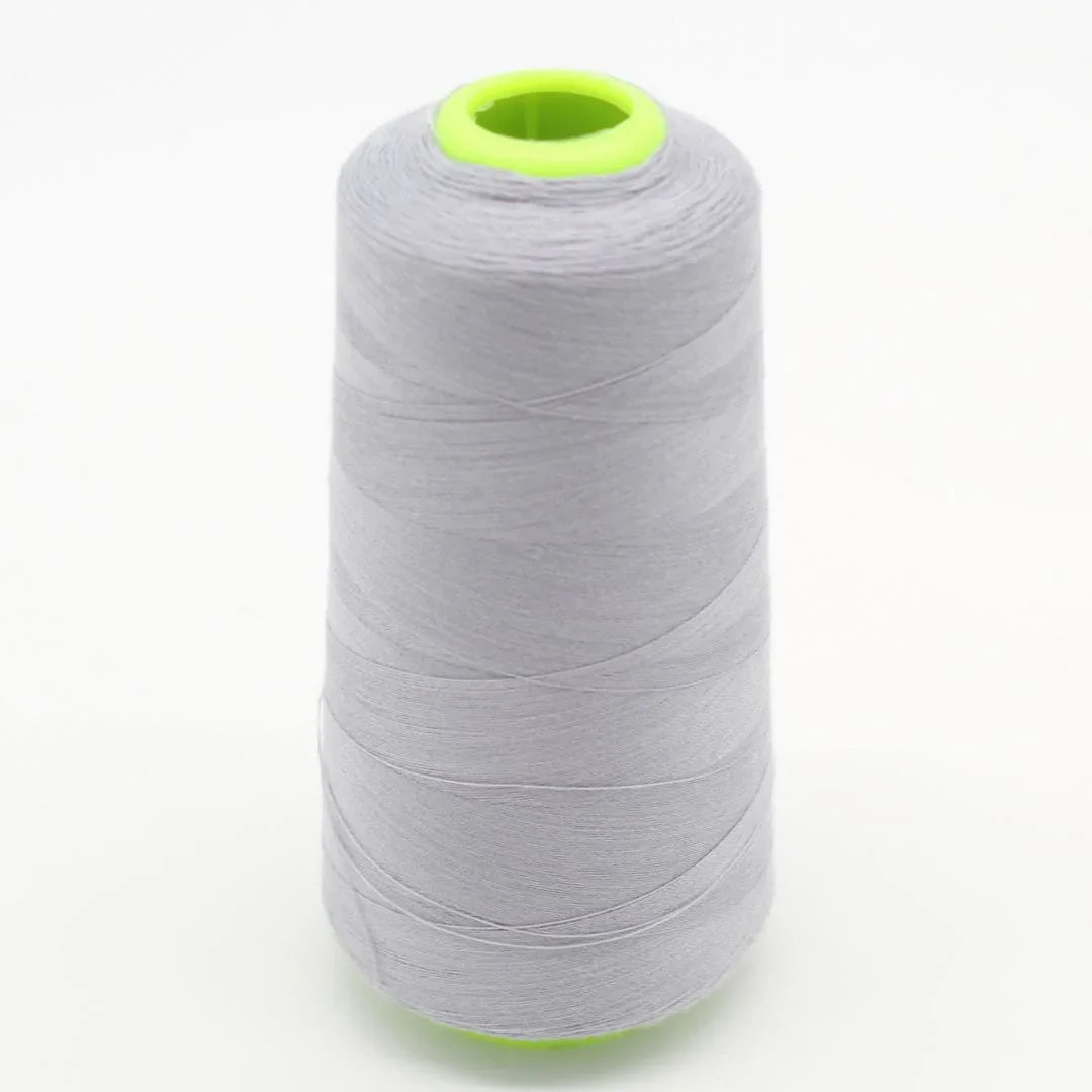 Nahaufnahme einer Rolle Overlockgarn in Silbergrau, 2700 Meter lang, ideal für Overlock-Nähmaschinen.