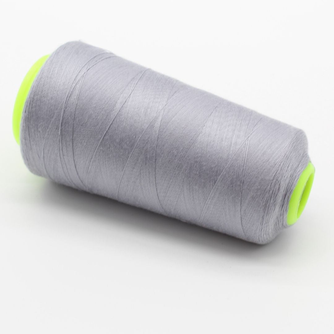 Nahaufnahme einer Rolle Overlockgarn in Silbergrau, 2700 Meter lang, ideal für Overlock-Nähmaschinen.