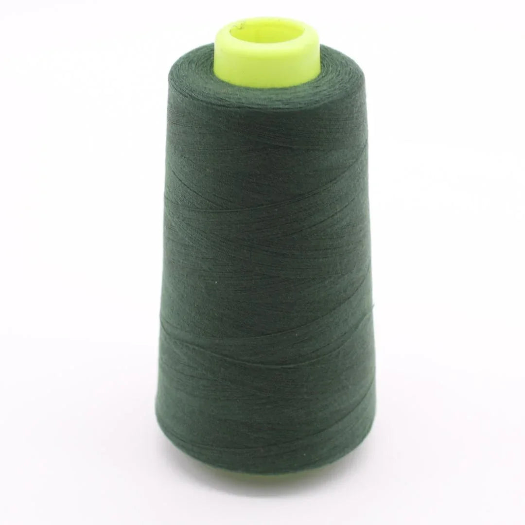 Nahaufnahme einer Rolle Overlockgarn in Waldgrün, 2700 Meter lang, ideal für Overlock-Nähmaschinen.
