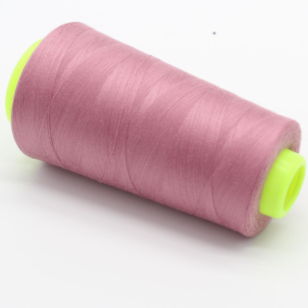 Nahaufnahme einer Rolle Overlockgarn in Altrosa, 2700 Meter lang, ideal für Overlock-Nähmaschinen.