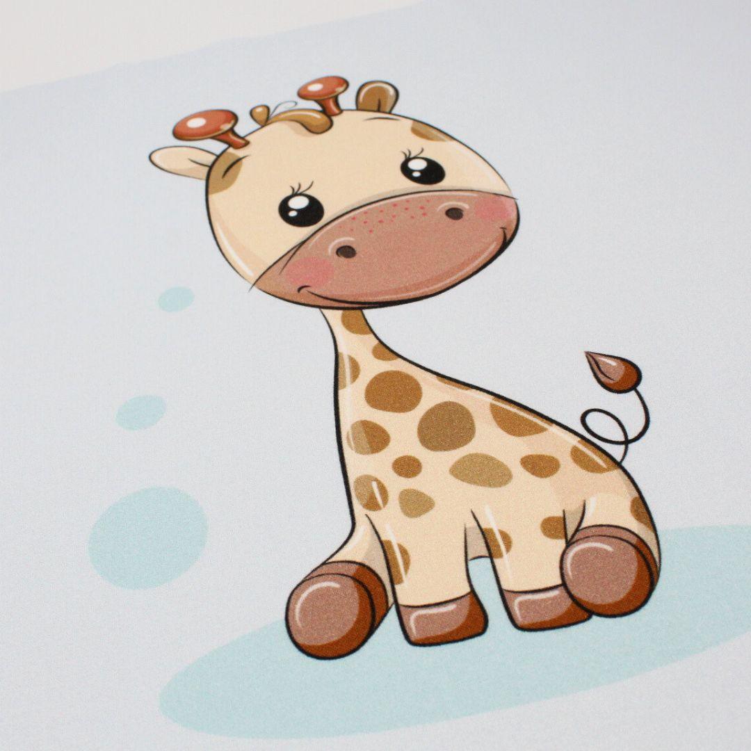 Baumwollpanel für Kinderzimmer: Giraffen-Motiv auf blauem Baumwollpanel, perfekt für kreative Nähideen im Kinderzimmer.