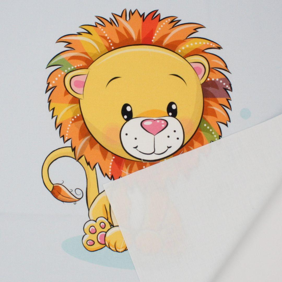 Baumwollpanel für Kinderzimmer: Löwen-Motiv auf blauem Baumwollpanel, ideal für kreative Nähideen im Kinderzimmer.