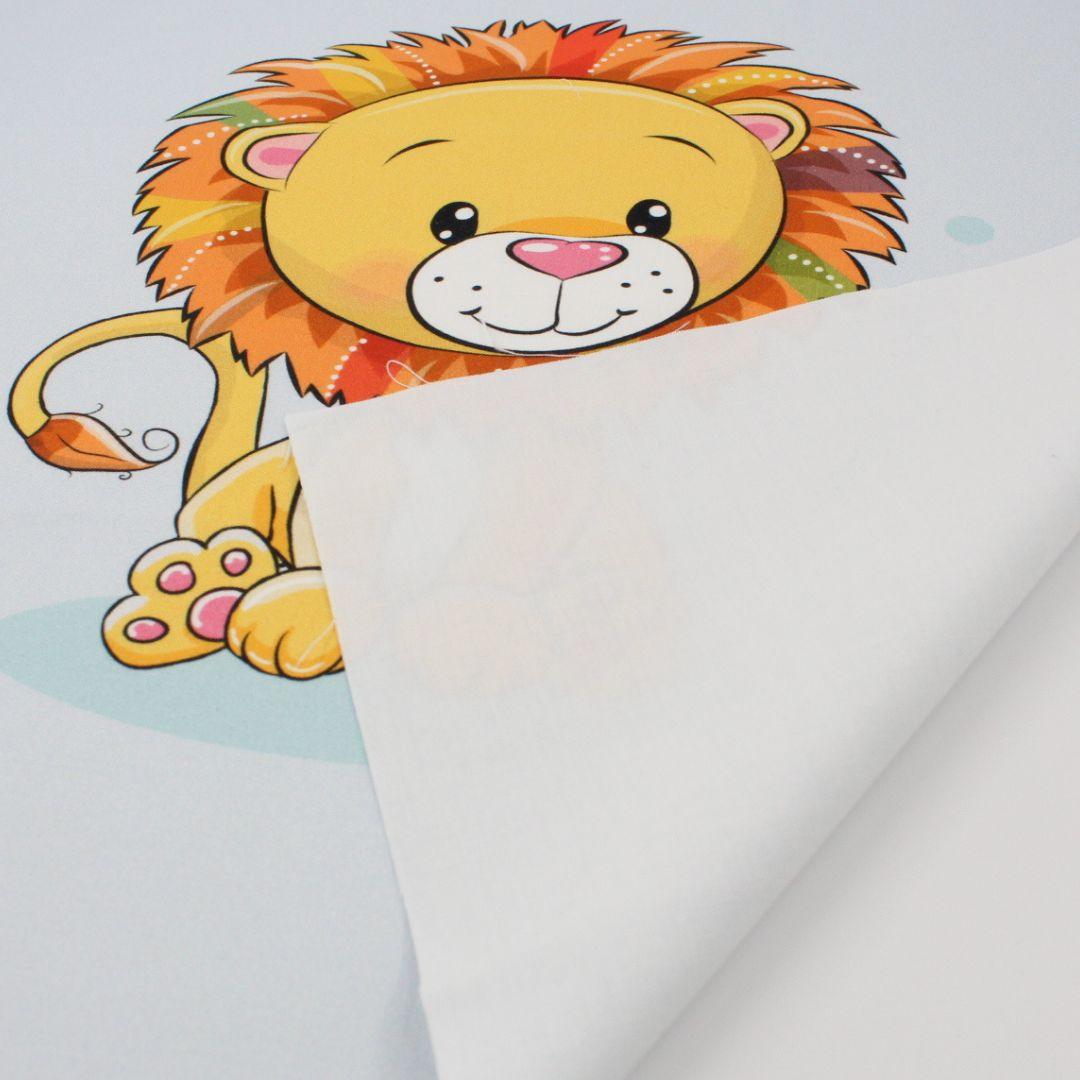 Baumwollstoff Löwe 38x38 cm: Baumwollpanel mit süßem Löwen-Motiv auf blauem Hintergrund, perfekt für DIY-Projekte wie Kissenbezüge oder Decken.