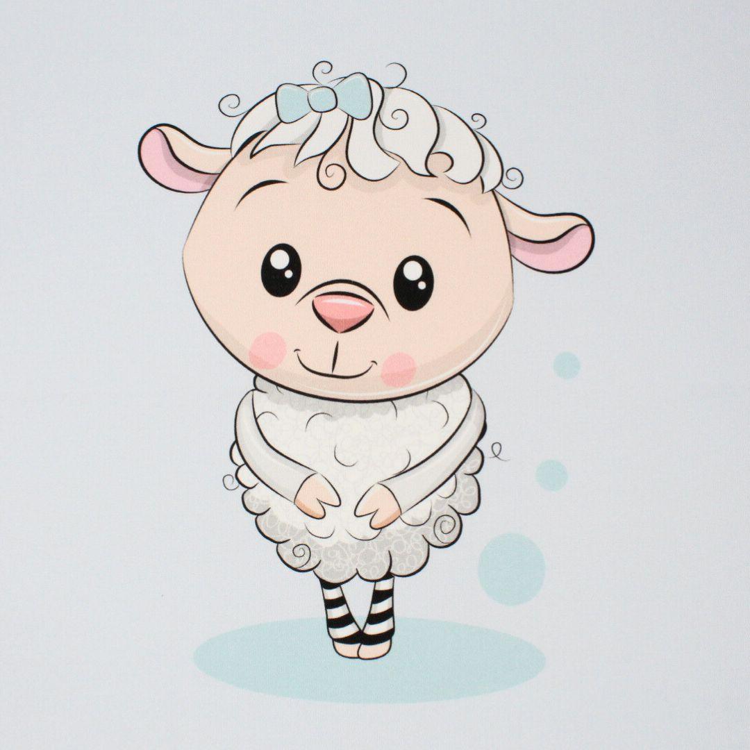 Baumwollpanel Schaf Blau: Detailaufnahme des Baumwollpanels mit Schaf-Motiv auf blauem Hintergrund, ideal für Nähprojekte.