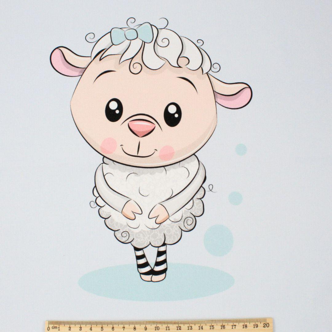 Baumwollstoff Schaf 38x38 cm: Baumwollpanel mit süßem Schaf-Motiv auf blauem Hintergrund, perfekt für DIY-Projekte wie Kissenbezüge oder Decken.