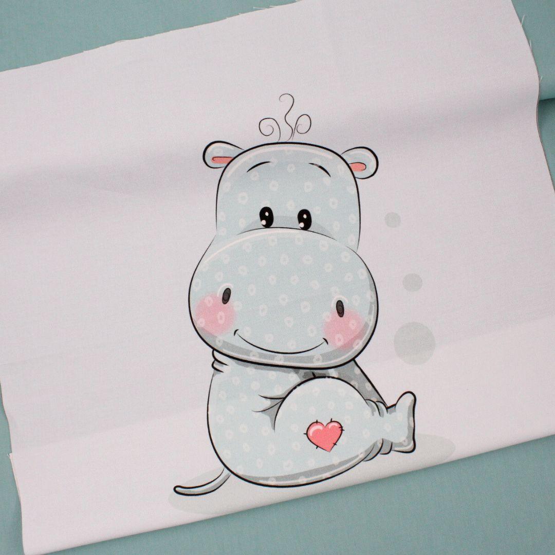 Kinderstoff Nilpferd Motiv: Liebevoll gestalteter Stoff für DIY-Projekte im Kinderzimmer.