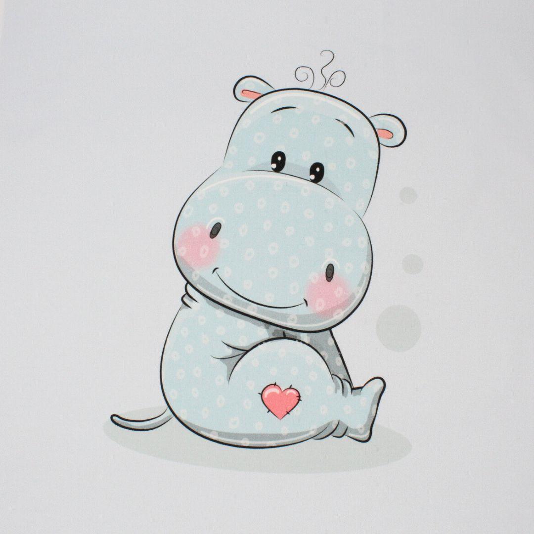 Baumwollpanel Nilpferd Blau: Süßes Nilpferd-Motiv auf blauem Hintergrund, ideal für Nähprojekte.